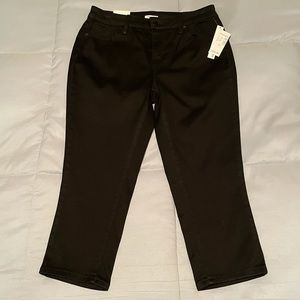 NWT. Dress barn. Black high rise capris.
